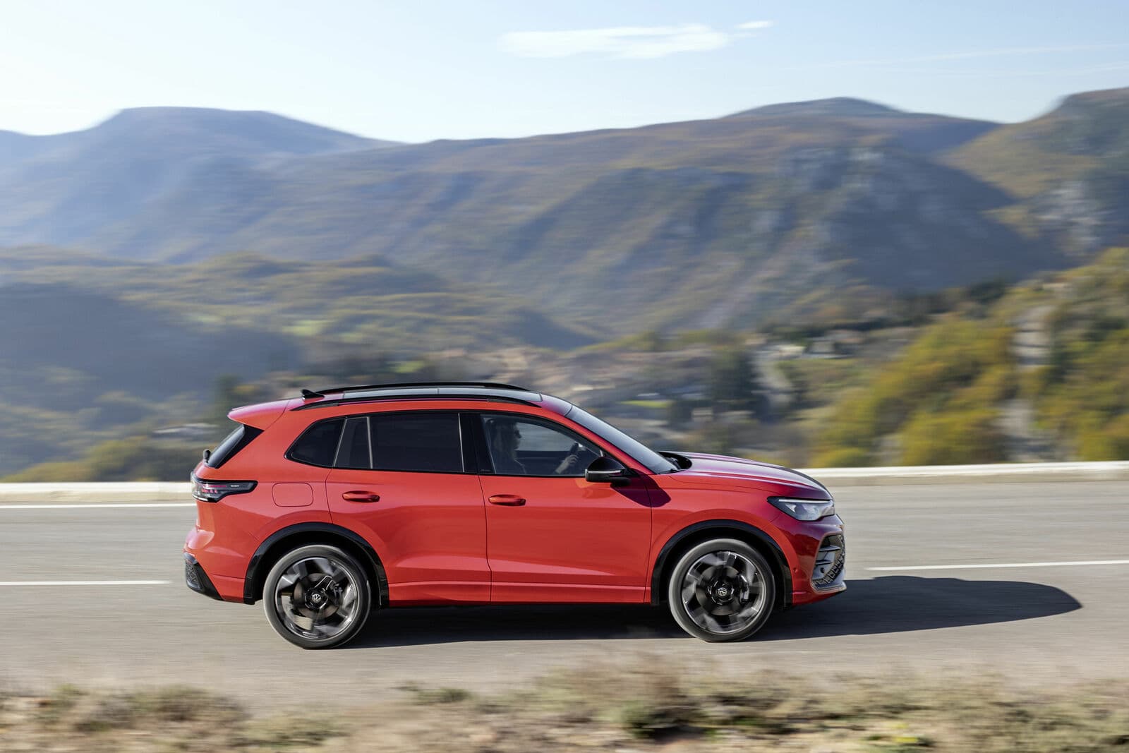 Volkswagen Tiguan 2024 — rodinné SUV na horské cestě